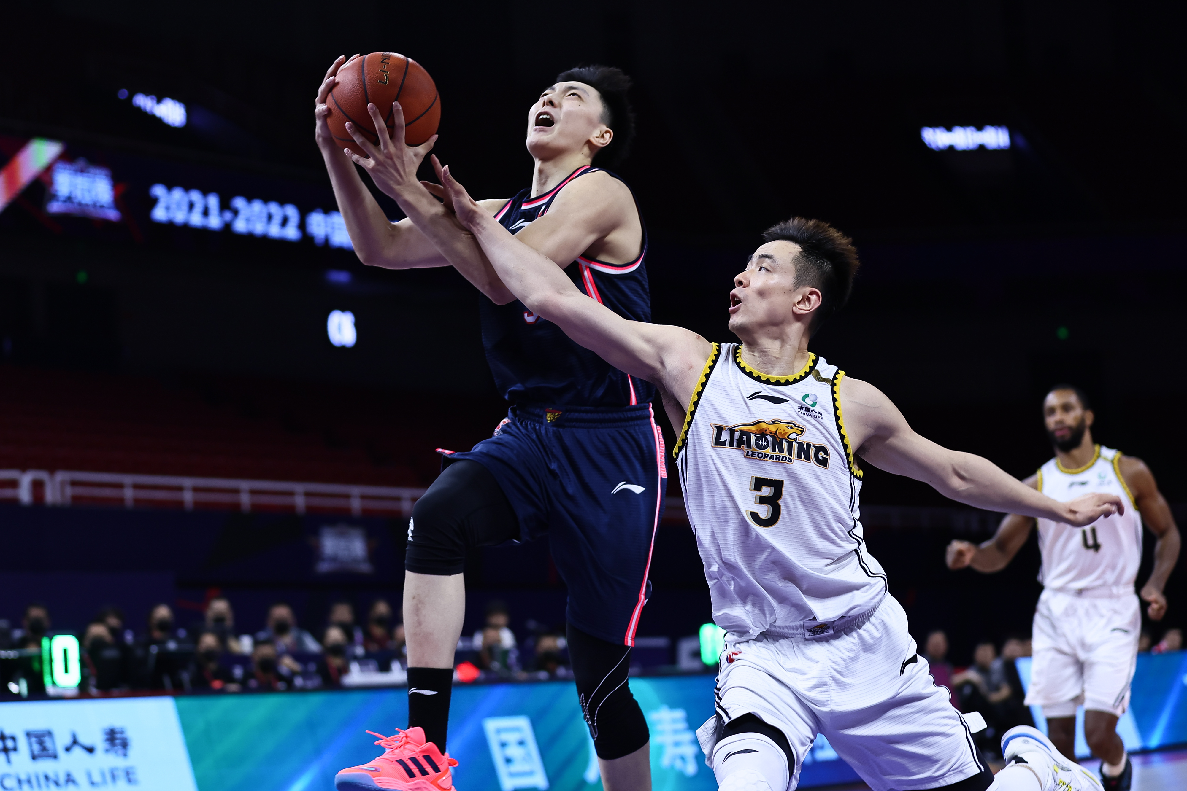 江苏队横扫广东队，周琦高光表现