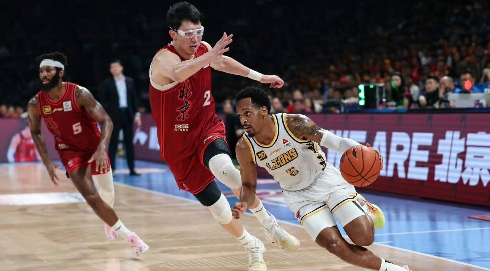 江苏队横扫广东队，周琦高光表现