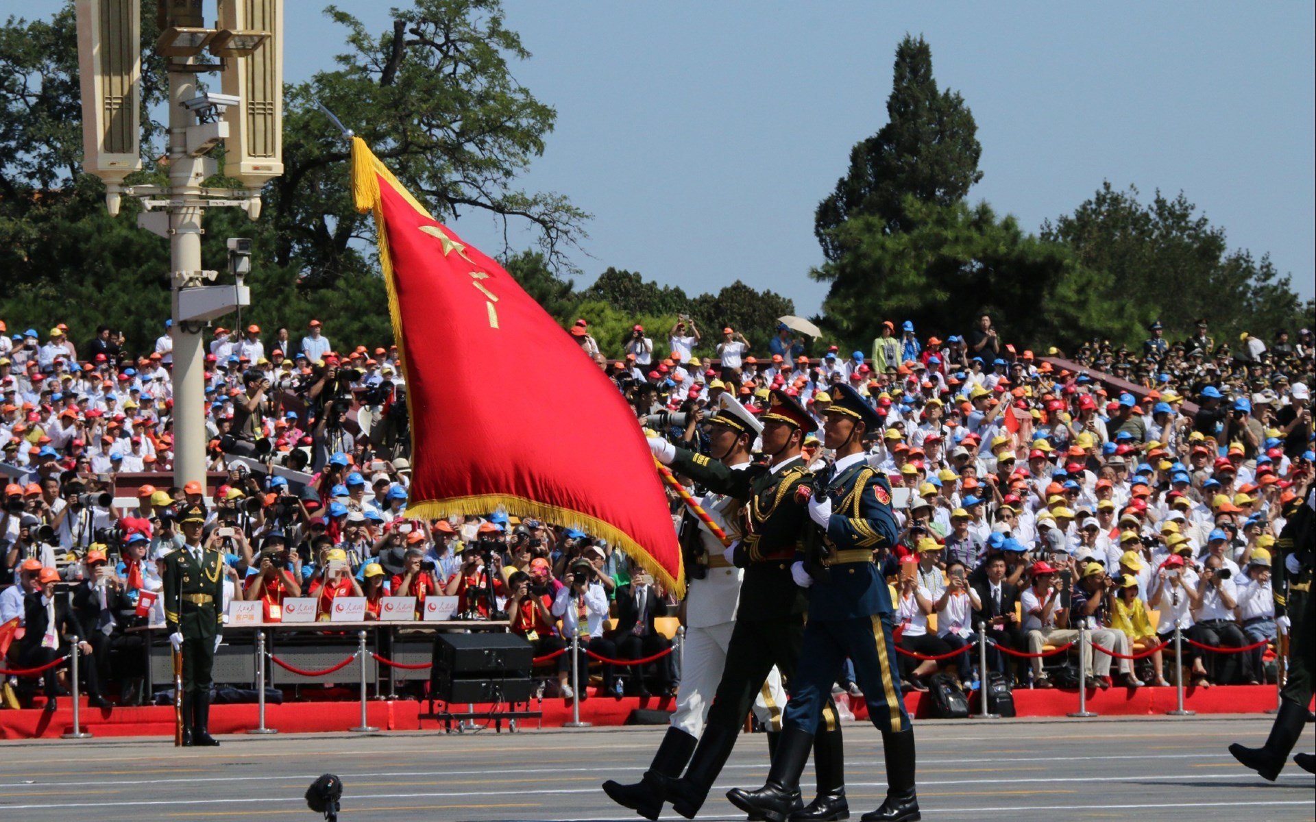 马赛鏖战，在丹麦的钢铁丛林里，阿尔瓦雷斯是唯一的光