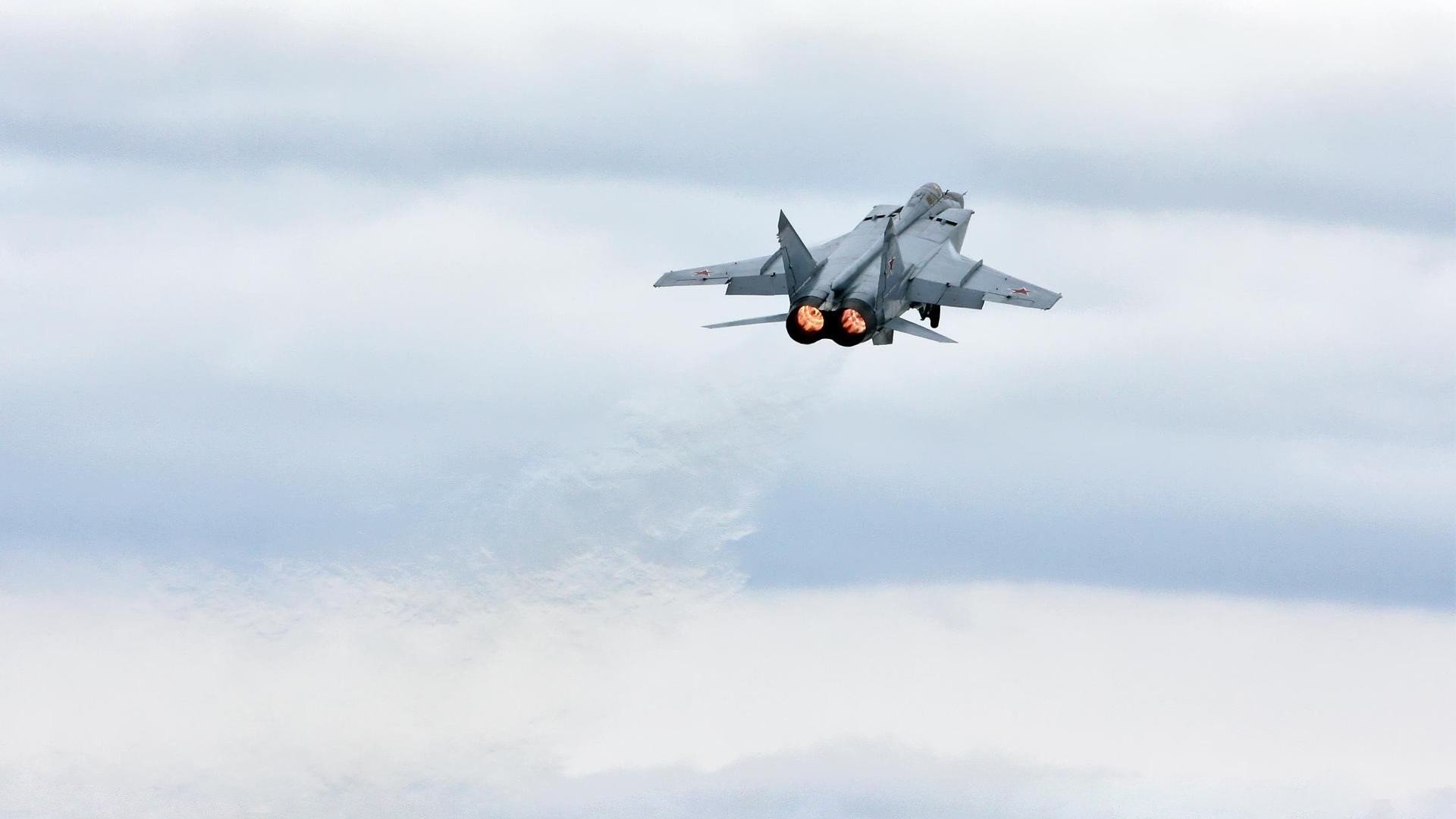 银箭绝境逆袭！塞恩斯全程领跑制霸红牛环，梅赛德斯最后一圈绝杀雷诺