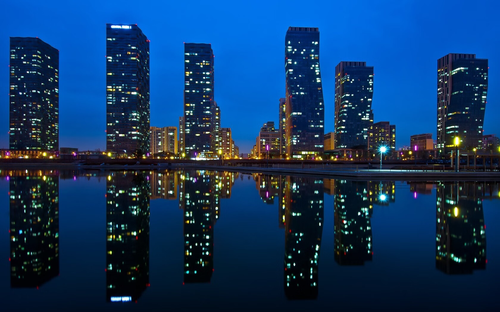 爱游戏APP-蓝衣防线崩塌之夜，库尔图瓦的沉默与罗马尼亚的狂飙，2026生死战颠覆足球秩序